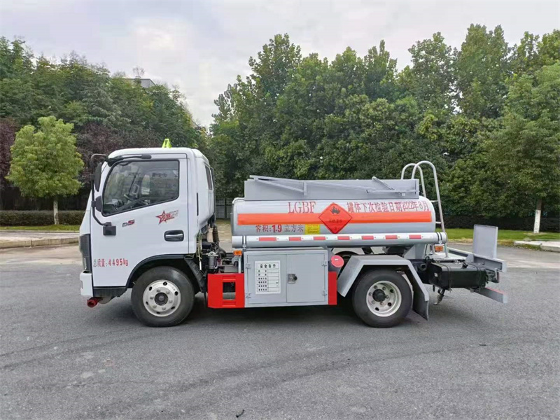 藍(lán)牌東風(fēng)1.9立方加油車