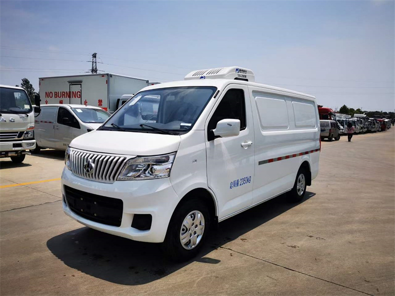 長(zhǎng)安睿行M80面包冷藏車(chē)